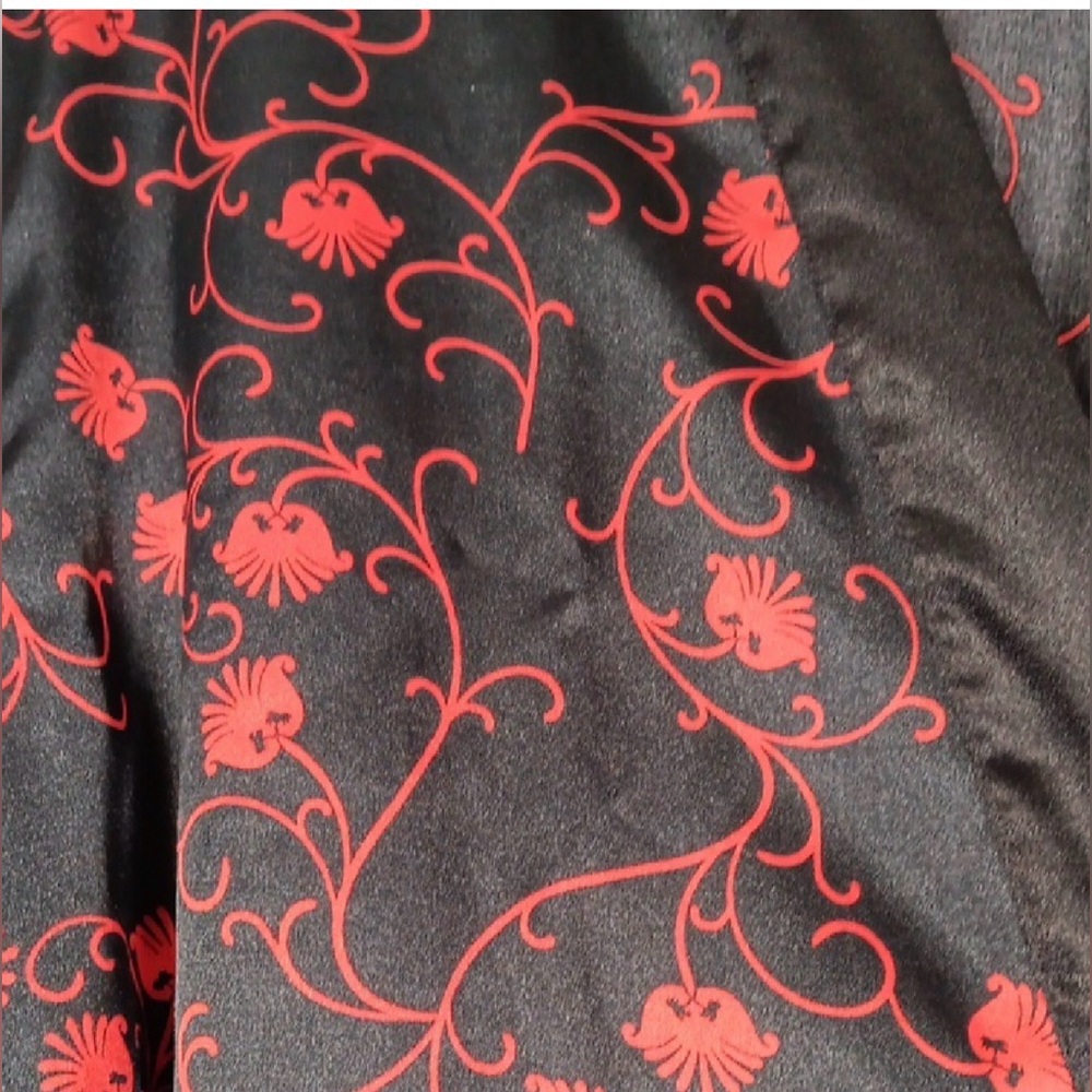 Luxurious Black Red Floral Satin Robe With Belt In-N-Out Burger Lounge Wear. - Picture 6 of 9